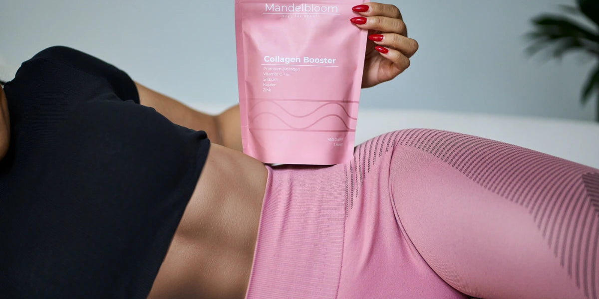 Eine Frau mit straffer Haut und einer Packung von unserem Collagen-Booster in der Hand. Das beste Kollagenpulver. Perfekt löslich, in allen Getränken. Löst sich super in Kaffee oder im Cappuccino auf. Das geschmacksneutralste Kollagenpulver. klinisch geprüft. Made in Germany