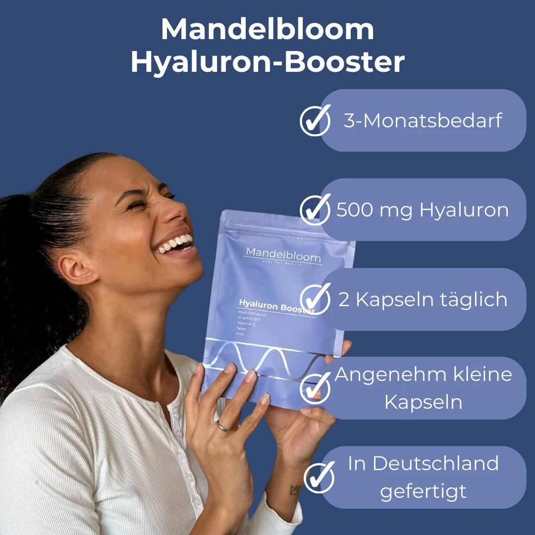 Eine glückliche Frau hat eine Packung vom Mandelbloom Hyaluron-Booster in der Hand. Du sieht die wichtigsten Produkteigenschaften eingeblendet. Wie die hochdosierte Hyaluronsäure mit 500mg
